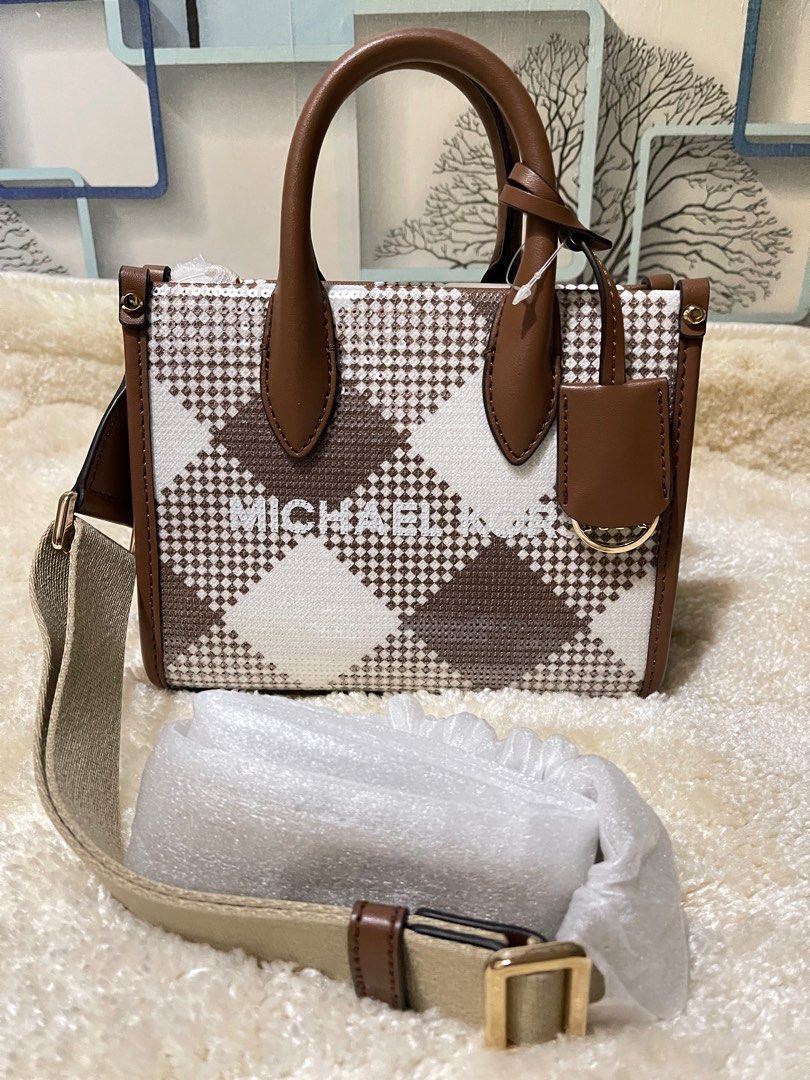 Shining shimmering bag (Category: Luxury Bags & Wallets) located in Quezon City. Submitted by smartysmart (Listing ID 1342092696, Image 2). Description: Small Sequin design Color brown and white Top handle with thick strap From US🇺🇸 On hand Pinas🇵🇭.