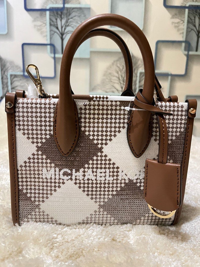 Shining shimmering bag (Category: Luxury Bags & Wallets) located in Quezon City. Submitted by smartysmart (Listing ID 1342092696, Image 1). Description: Small Sequin design Color brown and white Top handle with thick strap From US🇺🇸 On hand Pinas🇵🇭.