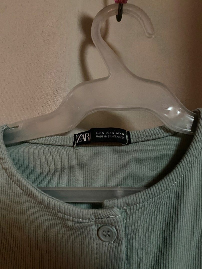 Get All: 5 Zara crop tops (Category: Others Tops) located in Quezon City. Submitted by msamval (Listing ID 1342138254, Image 2). Description: 1. Mint and Black (brandnew no tag) - button on crop top 2. Asymetric crop top 3. Grey Crop top 4. Bandeau tube Can fit xs/s.