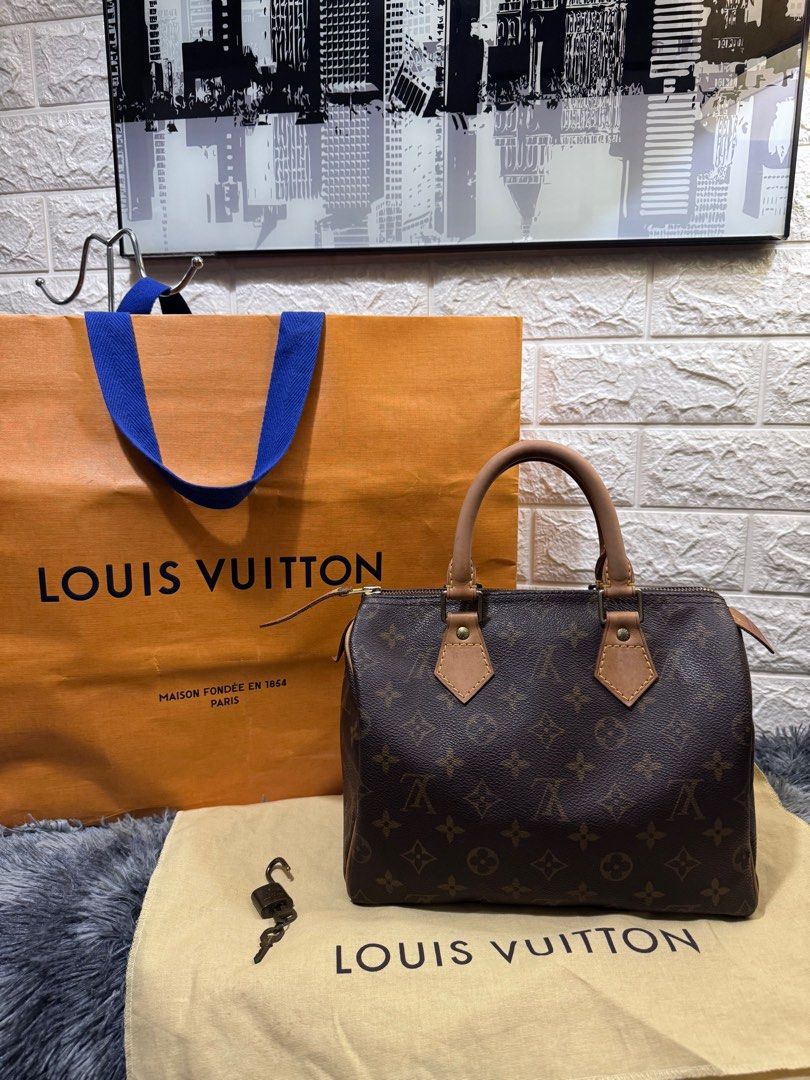 LV Speedy 25 (Category: Luxury Bags & Wallets) located in Quezon City. Submitted by christineboller (Listing ID 1342116746, Image 1). Description: LV Speedy 25. In 9/10 condition, clean interior and clear patina. Serial No. SP0020 (Year 2000) comes with dustbag, 2 keys and padlock and paperbag for only Php39k.