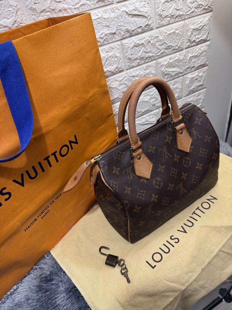 LV Speedy 25 (Category: Luxury Bags & Wallets) located in Quezon City. Submitted by christineboller (Listing ID 1342116746, Image 2). Description: LV Speedy 25. In 9/10 condition, clean interior and clear patina. Serial No. SP0020 (Year 2000) comes with dustbag, 2 keys and padlock and paperbag for only Php39k.