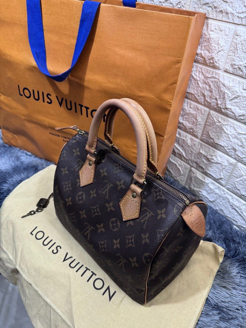 LV Speedy 25 (Category: Luxury Bags & Wallets) located in Quezon City. Submitted by christineboller (Listing ID 1342116746, Image 3). Description: LV Speedy 25. In 9/10 condition, clean interior and clear patina. Serial No. SP0020 (Year 2000) comes with dustbag, 2 keys and padlock and paperbag for only Php39k.