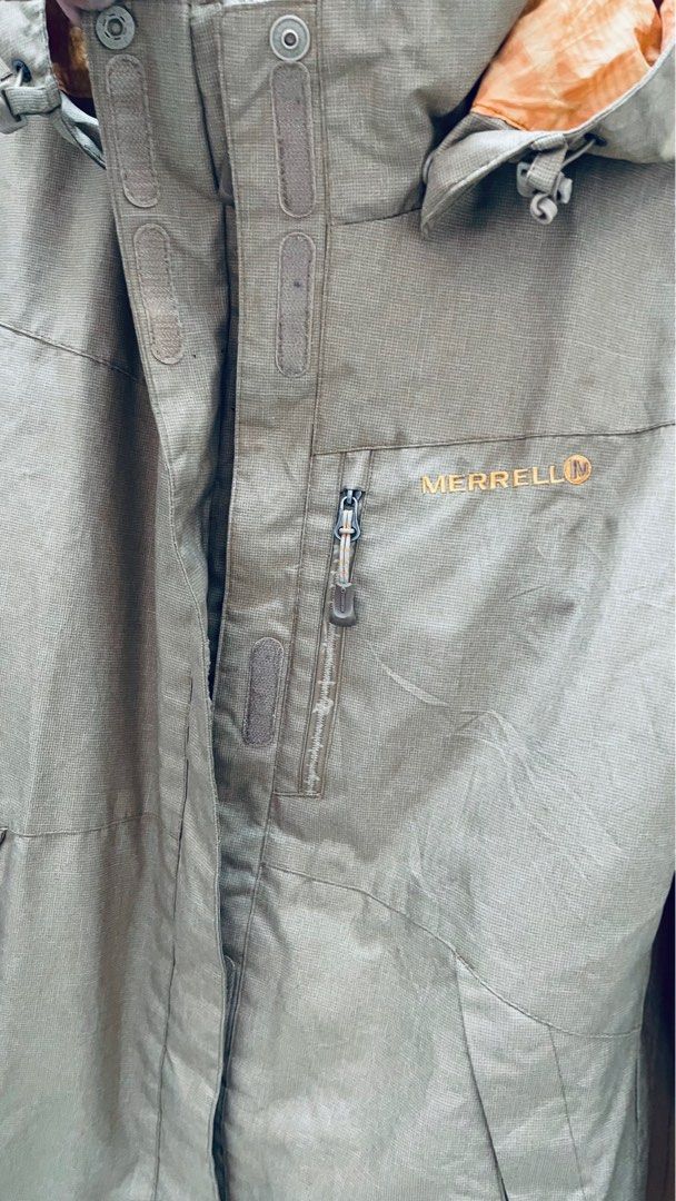 Merrell Windproof jacket (Category: Coats, Jackets and Outerwear) located in Kuala Lumpur. Submitted by crankee76 (Listing ID 1341989788, Image 3). Description: hoodie boleh buka (zipper) condition tiptop tiada defect.
