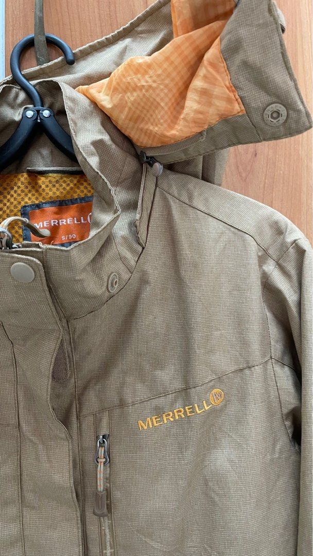 Merrell Windproof jacket (Category: Coats, Jackets and Outerwear) located in Kuala Lumpur. Submitted by crankee76 (Listing ID 1341989788, Image 2). Description: hoodie boleh buka (zipper) condition tiptop tiada defect.