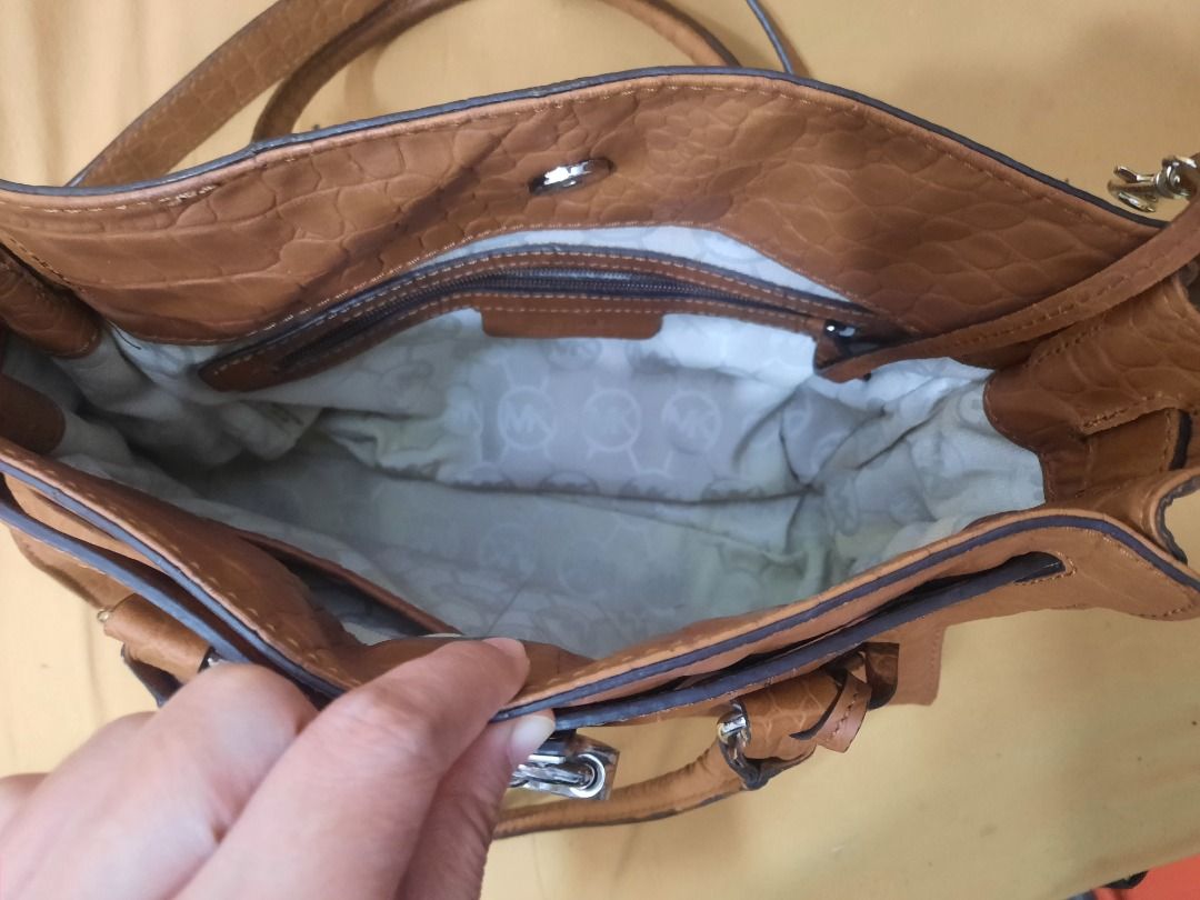 Mk hamilton (Category: Luxury Bags & Wallets) located in Batangas. Submitted by selahs-closet (Listing ID 1342099759, Image 3). Description: No flaws .