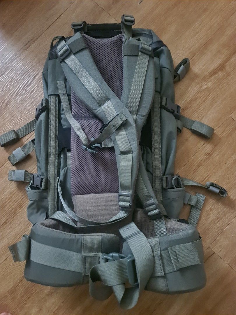Mystery Ranch Pintler (Category: Backpacks) located in Paranaque City. Submitted by agentorange021 (Listing ID 1341990553, Image 2). Description: Features 3-ZIP design for rapid and complete access to gear Compatible with Quick Attach Accessory Straps for bow or rifle carry Daisy chain for attaching accessories Two internal dump pockets Four internal zip pockets Bottom, front and side compression straps Zippered lid pocket Hydration reservoir com
