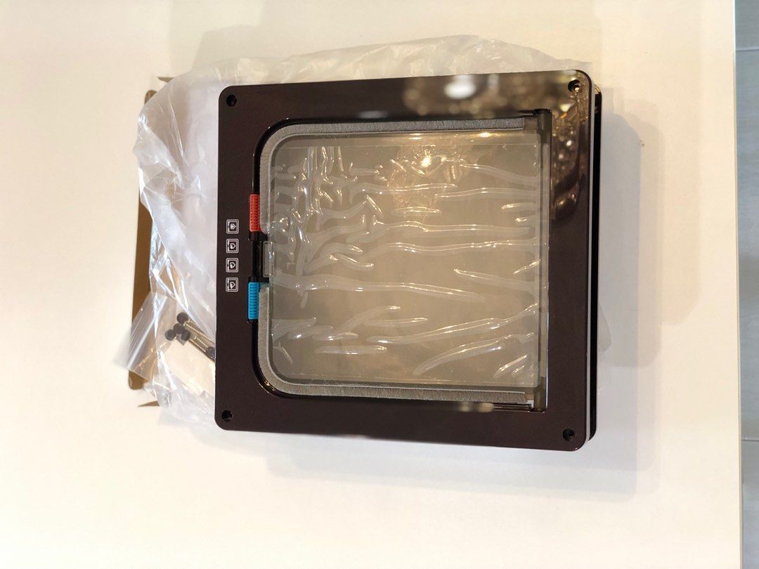 Pet door (Category: Home Improvement Tools & Accessories) located in Singapore. Submitted by julianee99 (Listing ID 1341979876, Image 3). Description: L25xW23.5xD5.5cm. .