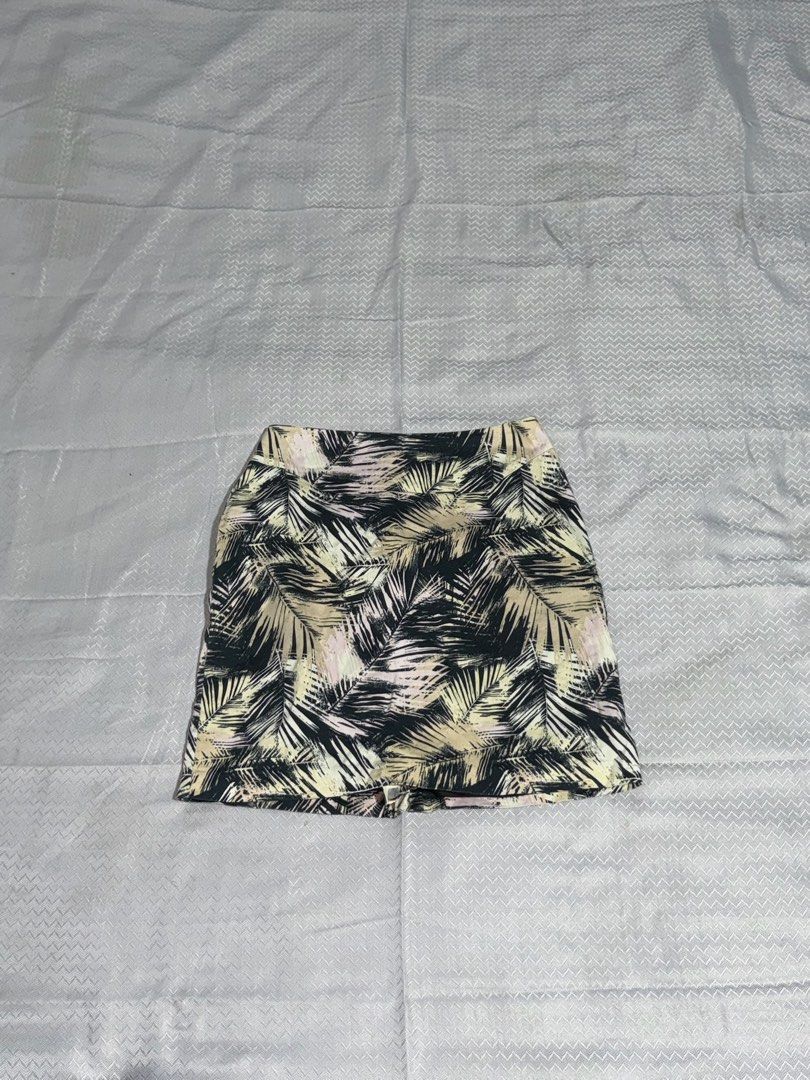 Printed Pencil Skirt (Category: Skirts) located in Batangas. Submitted by soaph (Listing ID 1341981770, Image 1). Description: Size: Small.