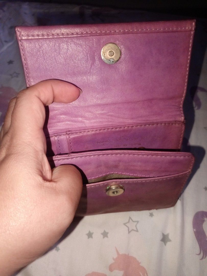 Salad wallet (Category: Wallets & Card holders) located in Caloocan City. Submitted by PrettyPrincess10 (Listing ID 1341965586, Image 3). Description: Brand : Salad AW 1929 love & peace maganda pa po Yung loob nya ung labas may issue madami pong compartment matibay din po xa naka YKK na din po zipper nya Issue : check nalang po sa pic thanks.