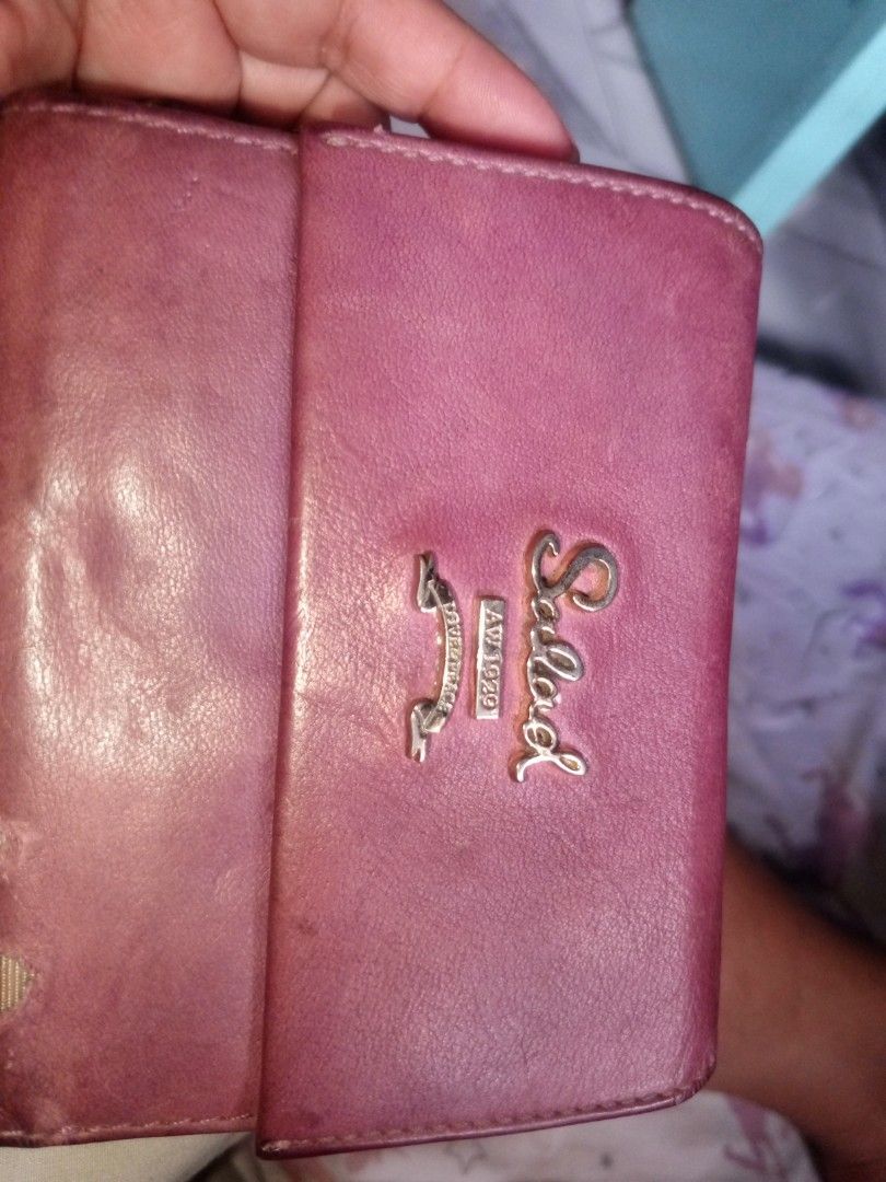 Salad wallet (Category: Wallets & Card holders) located in Caloocan City. Submitted by PrettyPrincess10 (Listing ID 1341965586, Image 2). Description: Brand : Salad AW 1929 love & peace maganda pa po Yung loob nya ung labas may issue madami pong compartment matibay din po xa naka YKK na din po zipper nya Issue : check nalang po sa pic thanks.