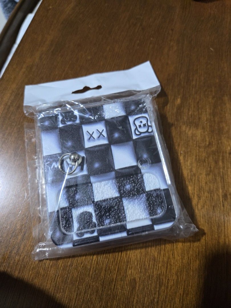 Samsung flip 3 Casing (Category: Samsung) located in Makati City. Submitted by skye_store (Listing ID 1272138711, Image 2). Description: Samsung galaxy flip 3 transparent casing black and white casing P300 each pick up/ plus shipping fee.