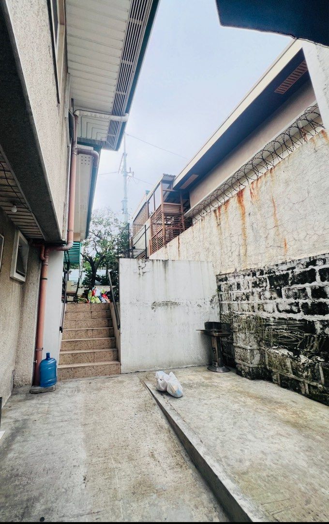 St. Ignatius House for Sale (Category: House & Lot) located in Taguig. Submitted by brokerhanstaneo_09178038728 (Listing ID 1342133265, Image 3). Description: St Ignatius Village beside Whiteplains Lot size: 484 sqm Facing West 6 Bedrooms 20 meters frontage Far from fault line Not perimeter With potential view P100,000,000 Gross.