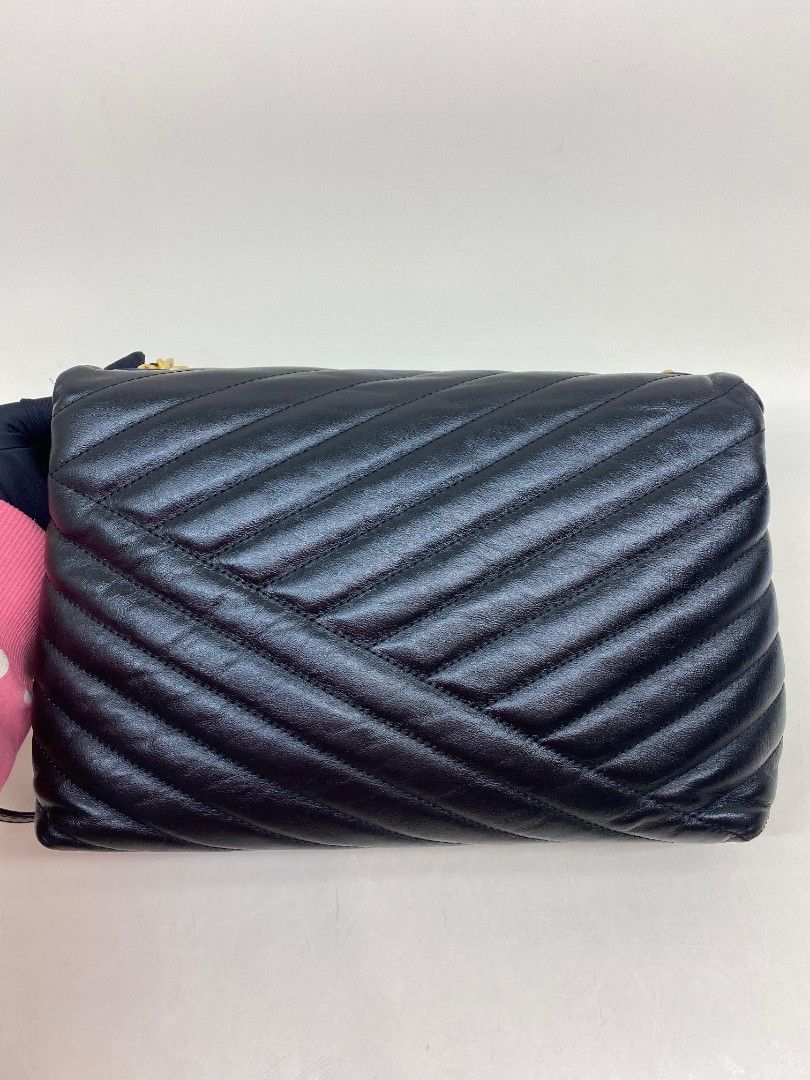 Tory Burch TB Kira Chevron Flap Shoulder Bag Medium 53102 2nd jarang pake baru keluar salon Barang Mewah Tas Dompet di Carousell