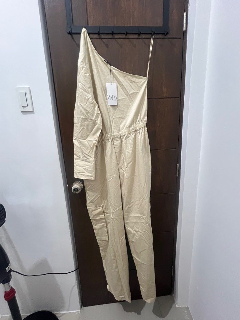 Zara asymmetric cargo jumpsuit beige (Category: Jumpsuits) located in Manila. Submitted by lunalinalu (Listing ID 1342057729, Image 1). Description: Wrong size. Supposed to be large but got an XL tagged. 100% original not overrun. With pockets.