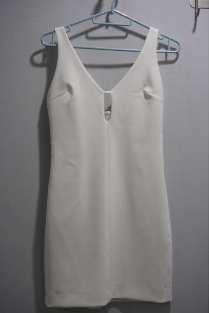 Zara White fitted dress (Category: Dresses) located in Liloan. Submitted by maebarlesc (Listing ID 1342002462, Image 2). Description: worn once during prenup shoot only .