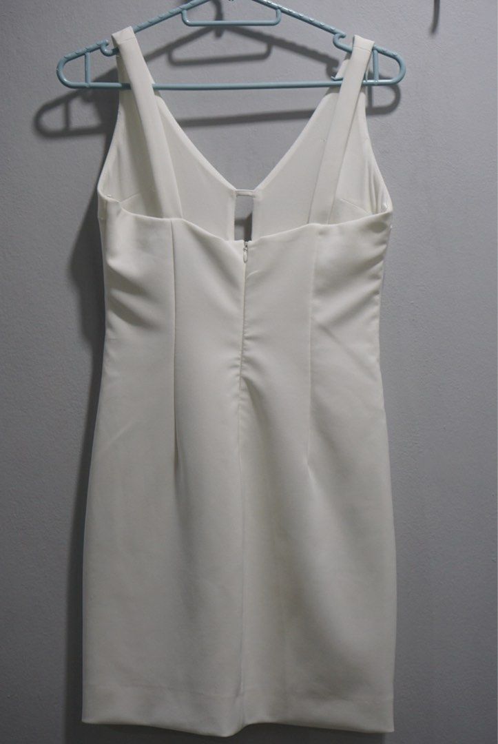 Zara White fitted dress (Category: Dresses) located in Liloan. Submitted by maebarlesc (Listing ID 1342002462, Image 3). Description: worn once during prenup shoot only .