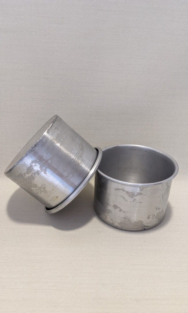 2pcs 4" aluminum cake pans (Category: Bakeware) located in Mandaluyong City. Submitted by clf97 (Listing ID 1342206245, Image 1). Description: 2pcs 4" diameter aluminum cake pans, 3" high. Some wear from typical use (scratches, water stains). Can be packaged with 8" diameter pan for PhP 120.
