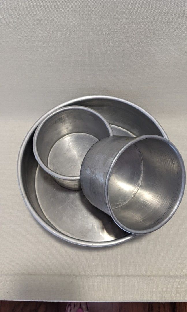 2pcs 4" aluminum cake pans (Category: Bakeware) located in Mandaluyong City. Submitted by clf97 (Listing ID 1342206245, Image 3). Description: 2pcs 4" diameter aluminum cake pans, 3" high. Some wear from typical use (scratches, water stains). Can be packaged with 8" diameter pan for PhP 120.