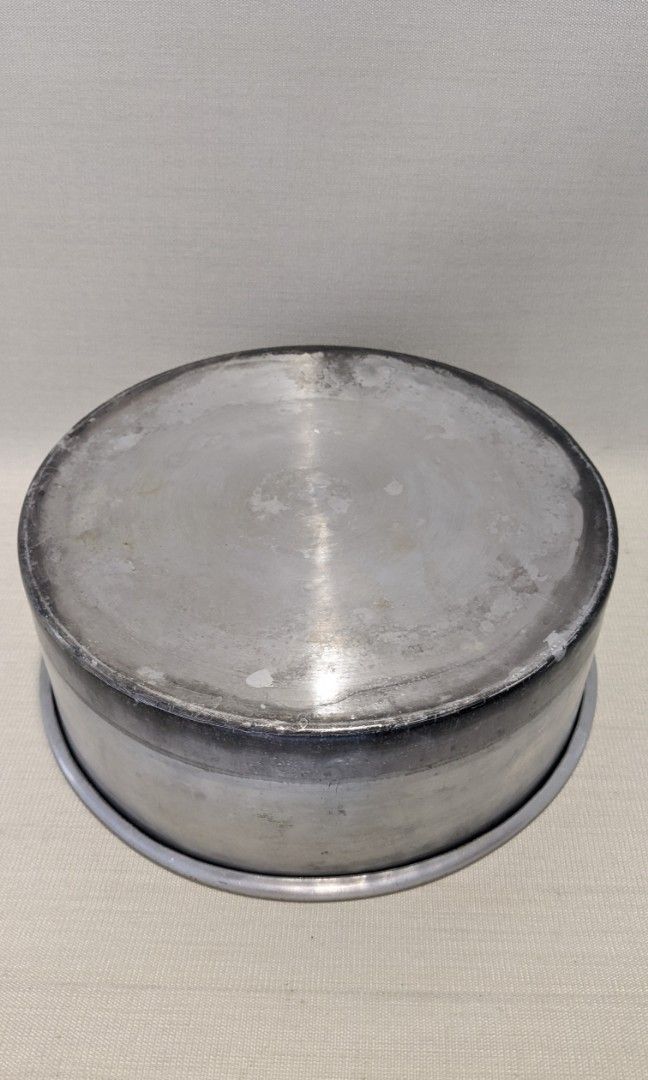 8" aluminum cake pan (Category: Bakeware) located in Mandaluyong City. Submitted by clf97 (Listing ID 1342205706, Image 2). Description: 8" diameter aluminum cake pan, 3" high. Some wear (scratches, stains) but still good. Can package with 2pcs 4" diameter cake pans for PhP120.