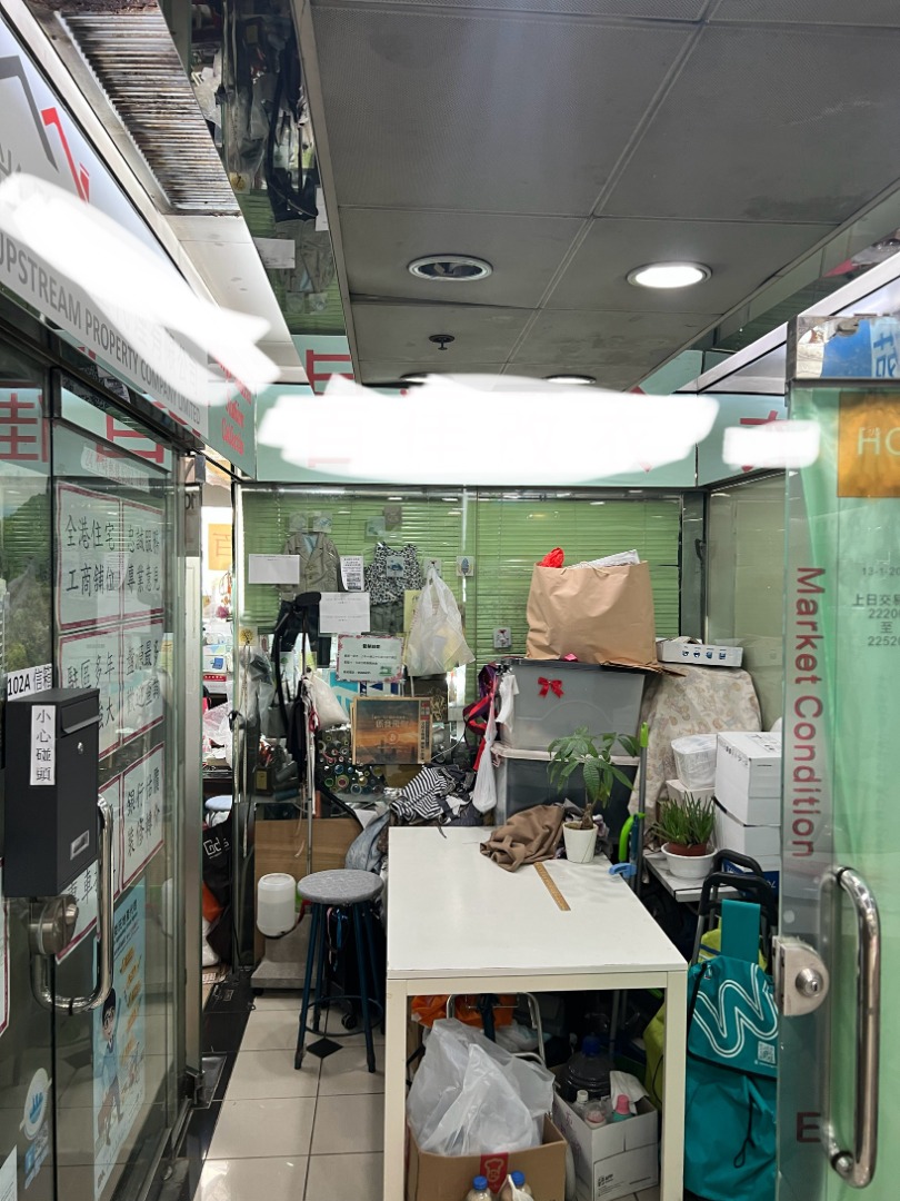 Lai Chi Kok mall shop elevator access  
Main street glass window advertising  
Flat rental for starting a business634386670950421115