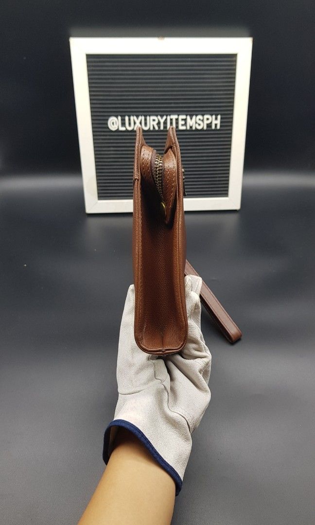 Authentic Valentino Garavani clutch (Category: Luxury Bags & Wallets) located in Pamplona. Submitted by luxuryitems_ph (Listing ID 1342198385, Image 3). Description: In good condition(minor rubs)clean interior and no bad smell. No inclusion. Add sf. FIXED!! Free sf.
