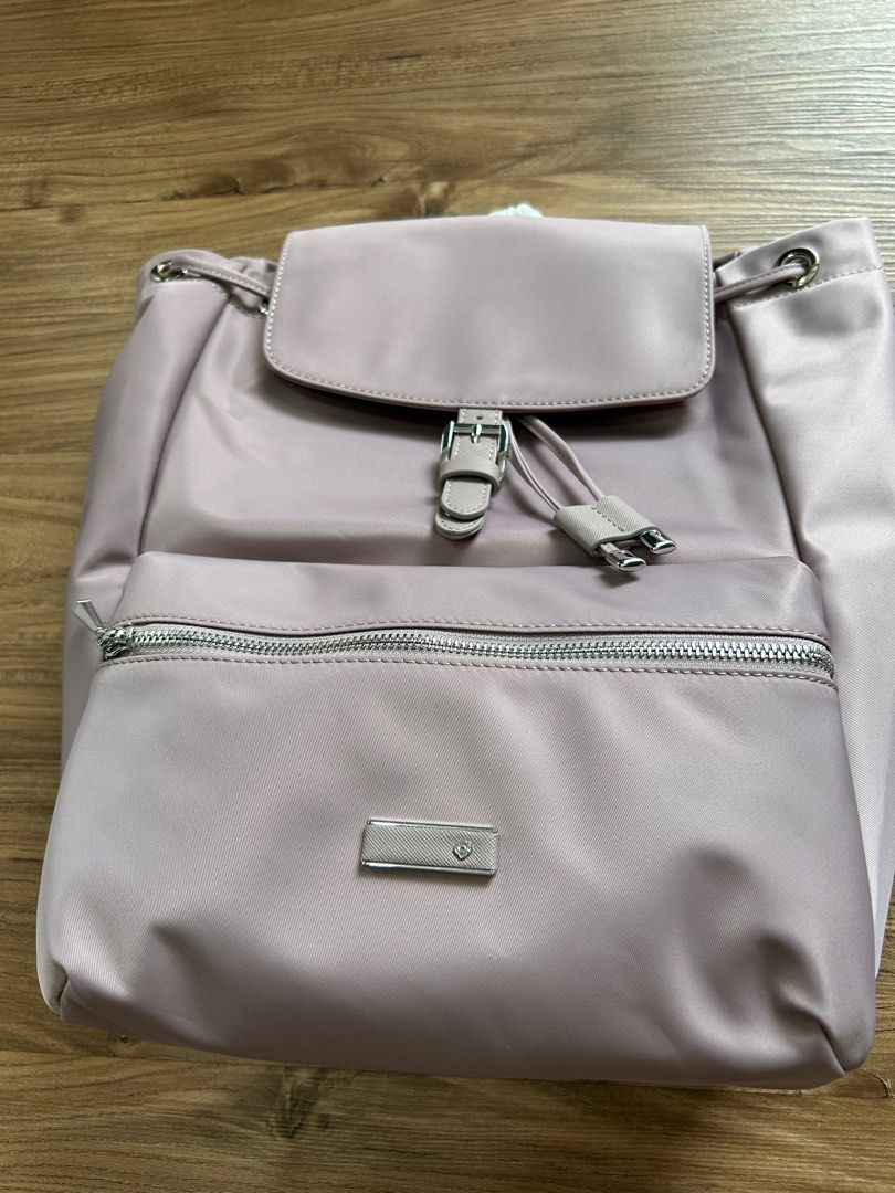 Backpack (Category: Backpacks) located in Singapore. Submitted by perth888 (Listing ID 1342191218, Image 4). Description: Brand new authentic Samsonite lady back pack. Light weight. .