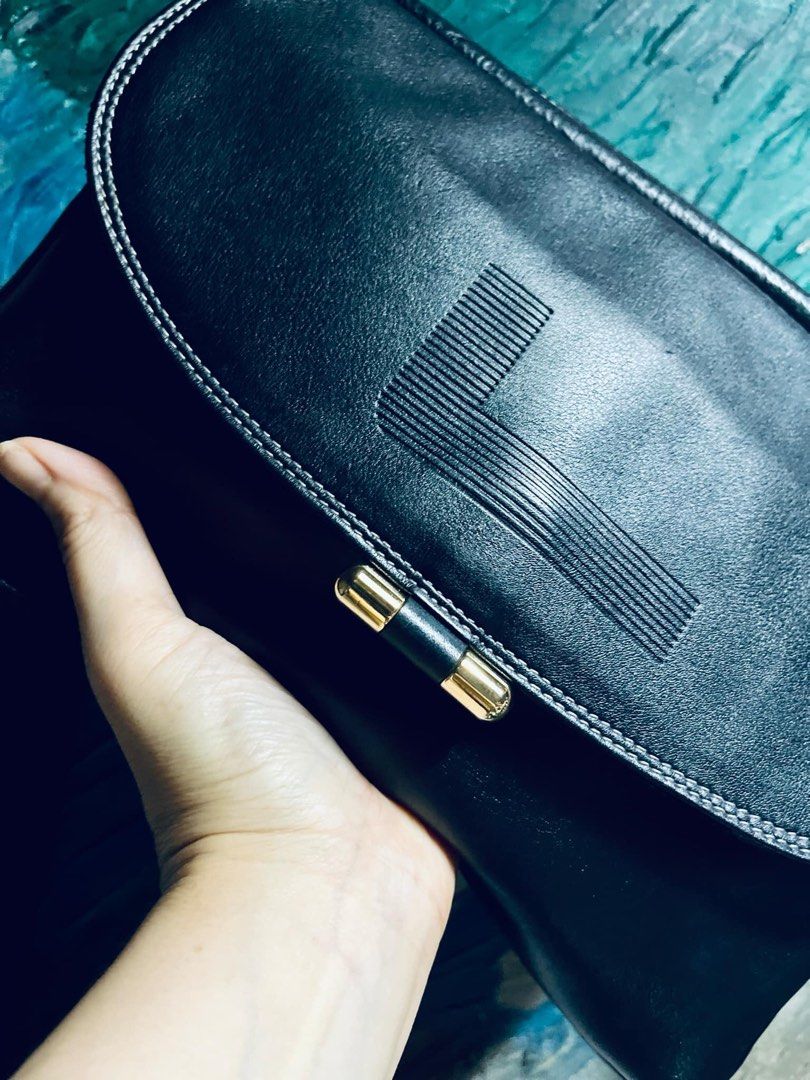 BAG Vintage Leather (Category: Cross-body Bags) located in Antipolo. Submitted by MSelection (Listing ID 1342309147, Image 2). Description: .