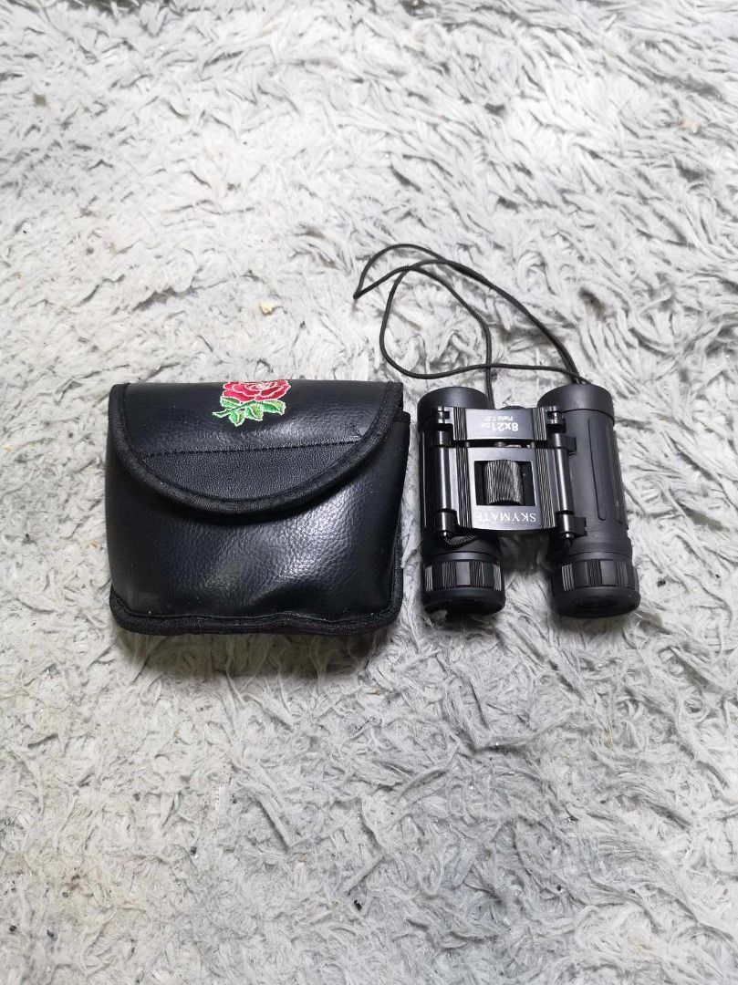 Black Compact Field Binocular With Case (Category: Lens & Kits) located in Santa Cruz. Submitted by jmy_surplus.2 (Listing ID 1342218466, Image 1). Description: Size ; L - 9 W - 10 Color ; Black Type ; Binocular Brand ; No brand Material ; Plastic , metal Style ; Black Filed Binocular LG 97 JMY 4.