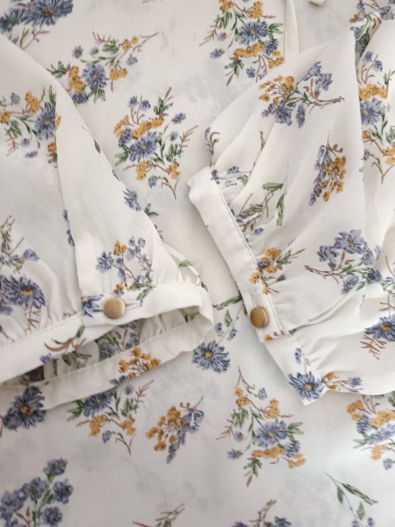 blouse flower pattern (Category: Blouses) located in Nilai. Submitted by dkalibur (Listing ID 1342278438, Image 2). Description: size: m l exc postage dm if interested.