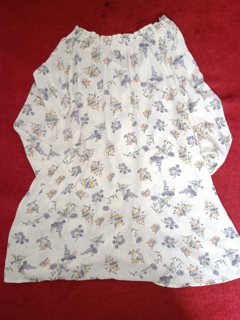 blouse flower pattern (Category: Blouses) located in Nilai. Submitted by dkalibur (Listing ID 1342278438, Image 3). Description: size: m l exc postage dm if interested.