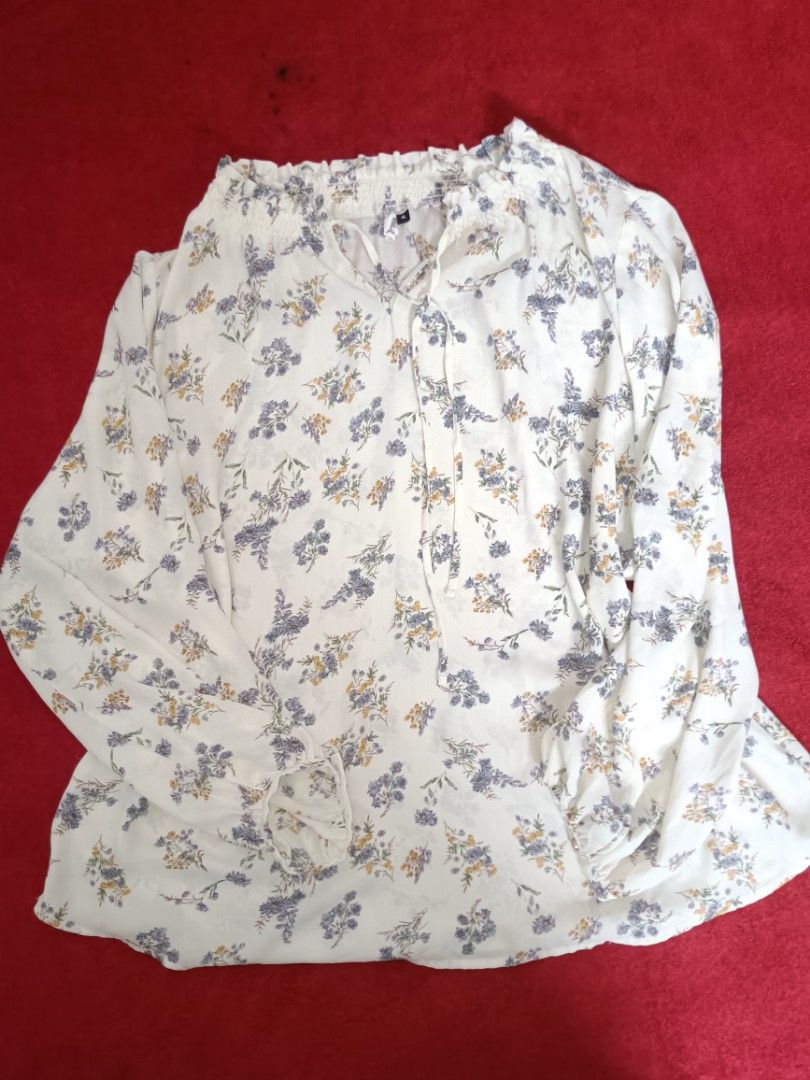 blouse flower pattern (Category: Blouses) located in Nilai. Submitted by dkalibur (Listing ID 1342278438, Image 1). Description: size: m l exc postage dm if interested.