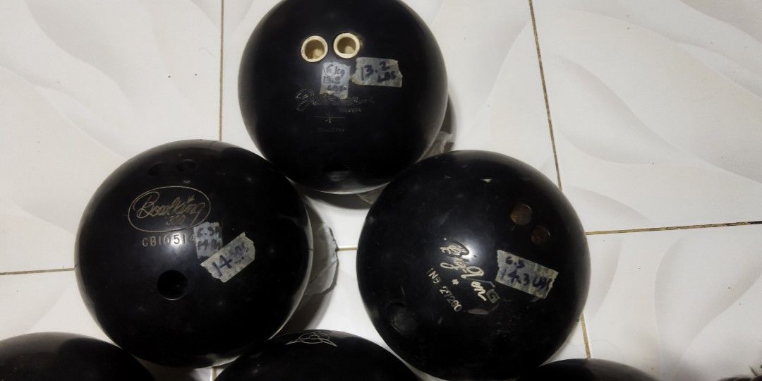 Bowling Ball (Category: Billiards and Bowling) located in Pasay City. Submitted by marineljapansurplus (Listing ID 1342163961, Image 2). Description: Branded Bowling Ball Weight Range from 13.2 lbs to 15.4 lbs Take all for only Price: ₱1,000 each Location: Cabrera Pasay City.
