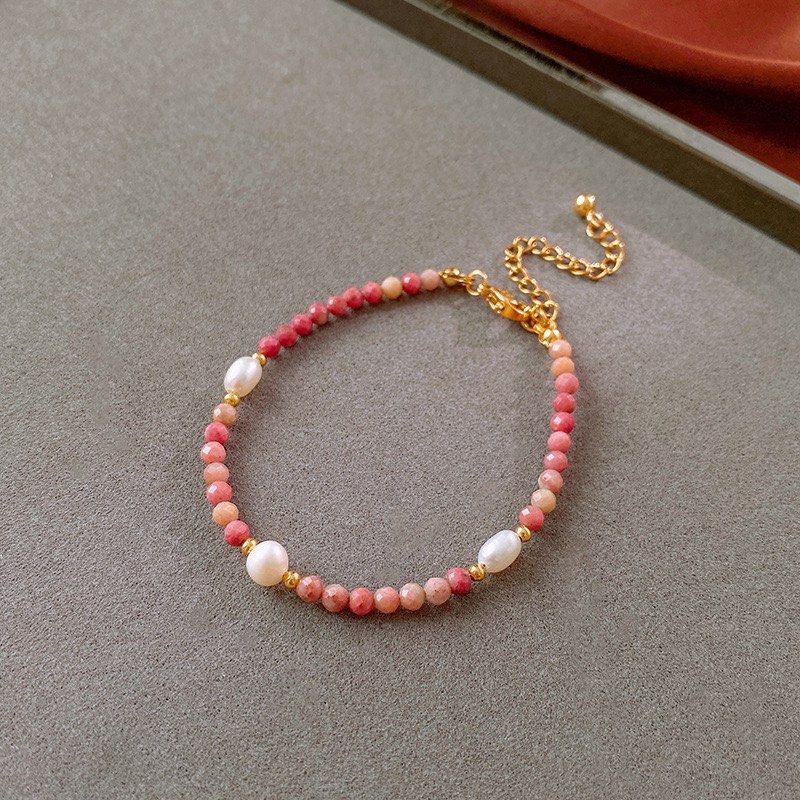 Bracelet （分類：手鍊）位於 Hong Kong。 由 _me_accessories 提交（商品編號 1342173521，圖片 3）。簡介： 珍珠+紅紋石手鏈/頸鏈📿 配上紅紋石成條鏈即刻超復古！ 呢個仲可以一set襯返晒！ 上身超級靚🤍 紅紋石不淨只增強愛情運，對身體都有唔錯既作用！ 手鏈$128/1條，頸鏈$208/1條 每條手鏈/頸鏈都會跟返手鏈/頸鏈盒，送禮自用都好岩😘 有興趣可以dm我📥。