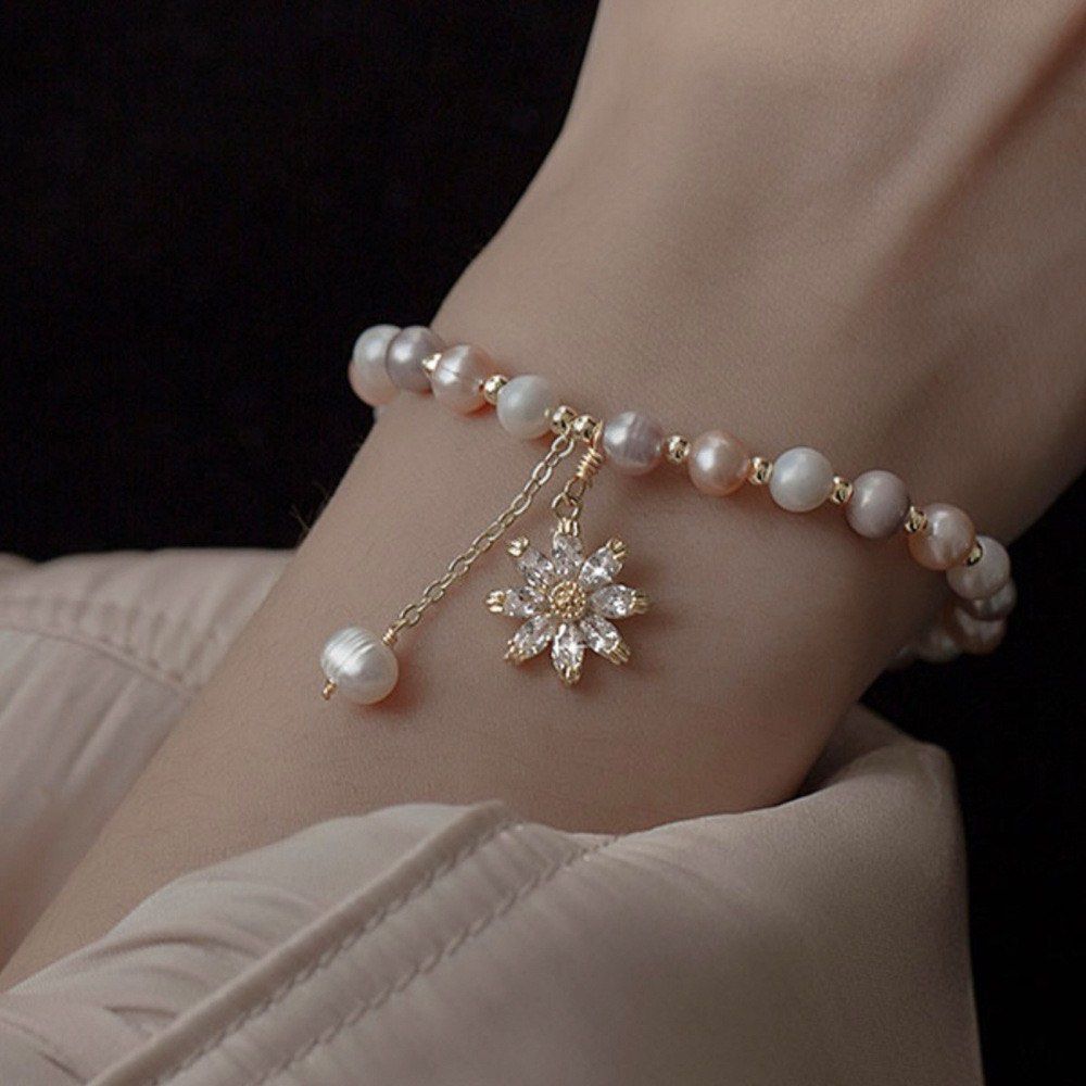 Bracelet （分類：手鍊）位於 Hong Kong。 由 _me_accessories 提交（商品編號 1342176421，圖片 4）。簡介： 珍珠手鏈📿 呢條配上花花，戴上手好仙氣好有氣質🥰 $128/1條 每條手鏈都會跟一個手鏈盒，送禮自用都好岩😘 有興趣可以dm我📥。