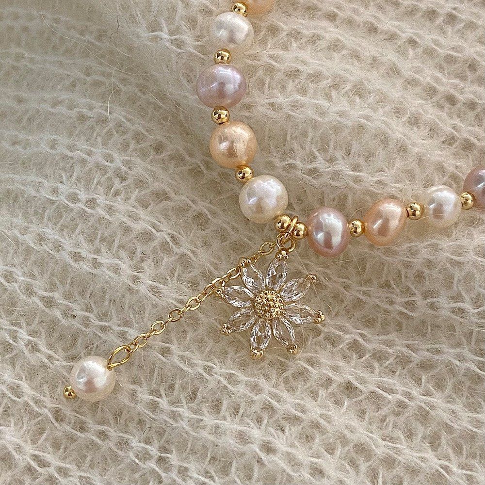 Bracelet （分類：手鍊）位於 Hong Kong。 由 _me_accessories 提交（商品編號 1342176421，圖片 3）。簡介： 珍珠手鏈📿 呢條配上花花，戴上手好仙氣好有氣質🥰 $128/1條 每條手鏈都會跟一個手鏈盒，送禮自用都好岩😘 有興趣可以dm我📥。
