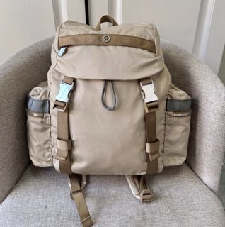 (Category: ) located in . Submitted by fashion.luxe (Listing ID 1342261845, Image 1). Description: .