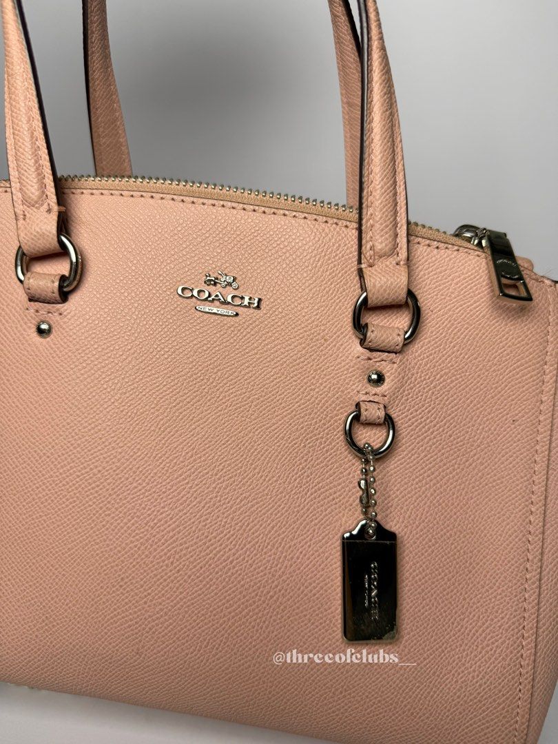Coach Stanton Carryall 26 Crossgrain Satchel Two Way Bag (Category: Luxury Bags & Wallets) located in Quezon City. Submitted by threeofclubs__ (Listing ID 1342325704, Image 3). Description: Excellent-very good condition 100% GA Clean body Clean interior, nice hardwares No cracks No rubs No major stains Minimal signs of usage always double check and zoom photos Aproximate dimensions: 11.0” L x 7.8” H ♣ First to mine and send an order form basis. ♣