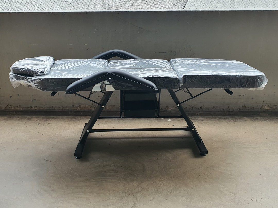 Facial bed (Category: Makeup) located in Singapore. Submitted by salonfurniture (Listing ID 1017685482, Image 4). Description: Facial bed only $200 Length : 183cm Width without handle 60cm,with handle 81cm high : 63cm Weight :28kg Display set 98% new Interested whatapp me 90401613.