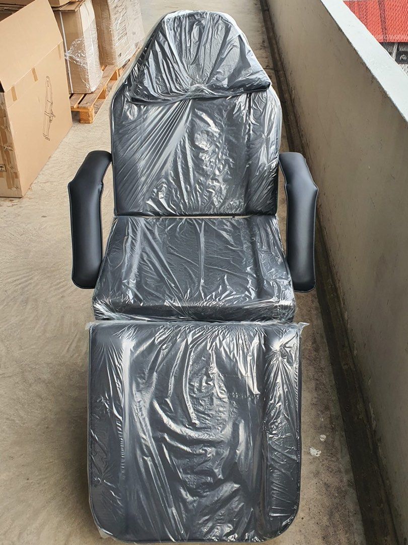 Facial bed (Category: Makeup) located in Singapore. Submitted by salonfurniture (Listing ID 1017685482, Image 2). Description: Facial bed only $200 Length : 183cm Width without handle 60cm,with handle 81cm high : 63cm Weight :28kg Display set 98% new Interested whatapp me 90401613.