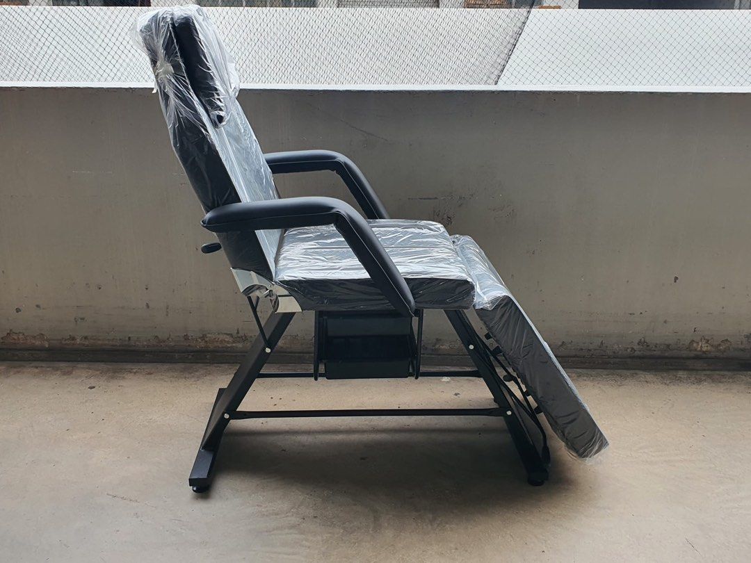 Facial bed (Category: Makeup) located in Singapore. Submitted by salonfurniture (Listing ID 1017685482, Image 3). Description: Facial bed only $200 Length : 183cm Width without handle 60cm,with handle 81cm high : 63cm Weight :28kg Display set 98% new Interested whatapp me 90401613.