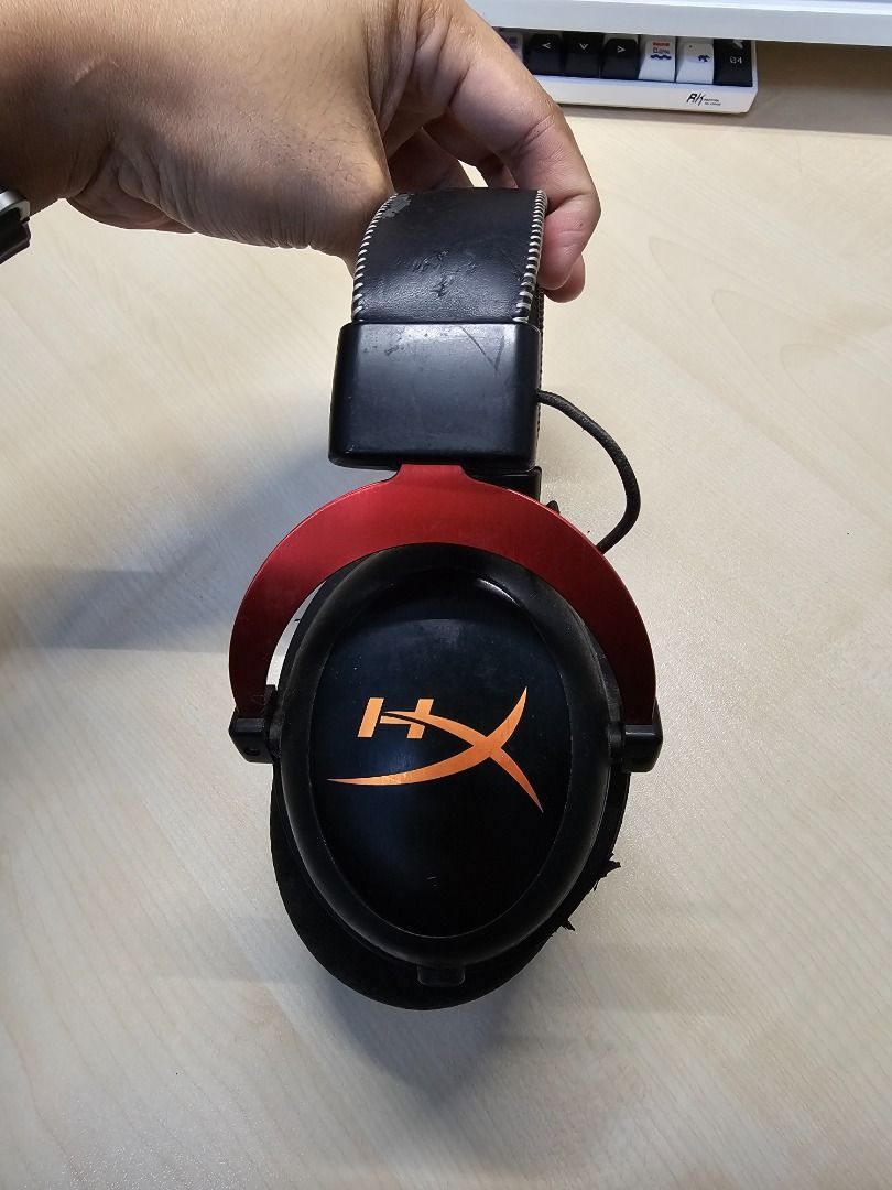 HyperX Cloud 3 (HyperX Cloud III) Gaming Headset (Category: Headphones & Headsets) located in Mandaluyong City. Submitted by coffeebara (Listing ID 1342263893, Image 3). Description: RFS: Not using anymore Item specs: https://hyperx.com/pages/cloud-iii-gaming-headset - Replaced cable with 3.5mm female AUX jack (for detachable AUX cable) - Included Marshall Major III replacement cable - Have obvious cosmetic issues with earcups and headbands, but 