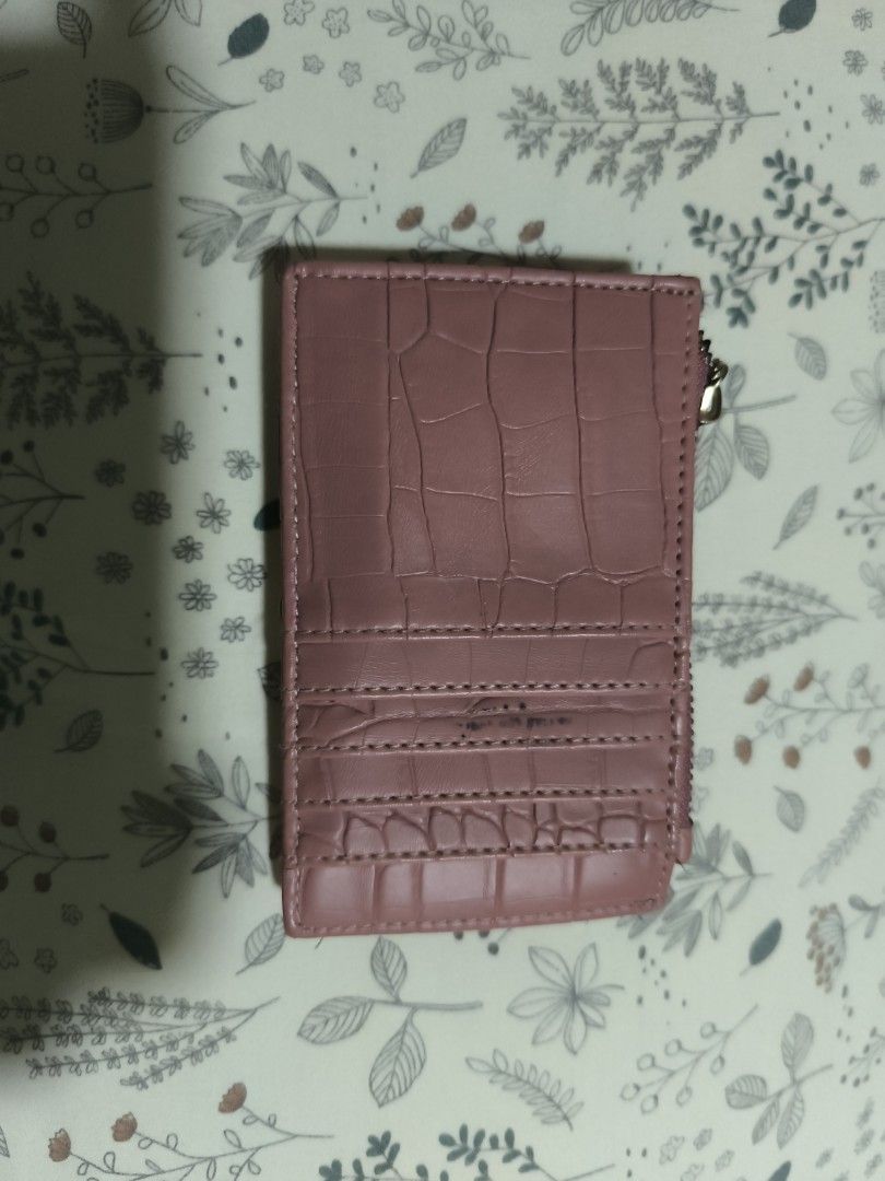 Mauve Wallet with stone Embellished (Category: Luxury Bags & Wallets) located in Caloocan City. Submitted by khaleesi03 (Listing ID 1342181061, Image 2). Description: Payment Through Gcash only Located: Molino 3 Bacoor.