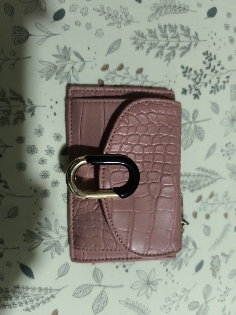 Mauve Wallet with stone Embellished (Category: Luxury Bags & Wallets) located in Caloocan City. Submitted by khaleesi03 (Listing ID 1342181061, Image 1). Description: Payment Through Gcash only Located: Molino 3 Bacoor.