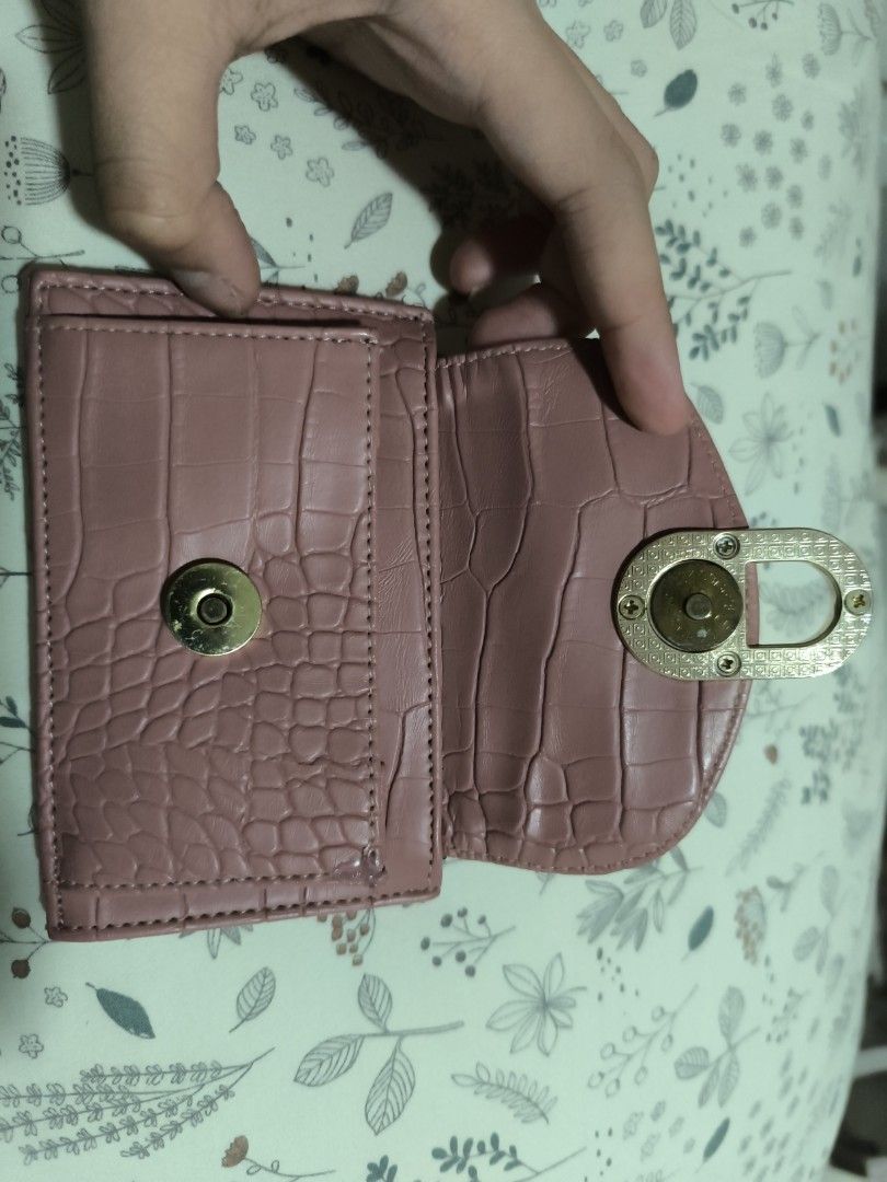 Mauve Wallet with stone Embellished (Category: Luxury Bags & Wallets) located in Caloocan City. Submitted by khaleesi03 (Listing ID 1342181061, Image 3). Description: Payment Through Gcash only Located: Molino 3 Bacoor.