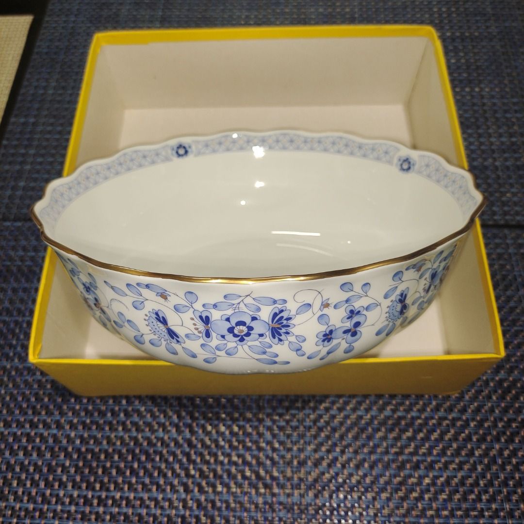 Milano Narumi Big Bowl (Category: Other Kitchenware & Tableware) located in Pasig City. Submitted by novashelf (Listing ID 1342230283, Image 2). Description: > From Japan with the original box > New or unused > Diameter: 23 cm/ 9" > Height: 8 cm/3" > Non-microwavable > Dishwasher unsafe NOTE: BEFORE ORDERING 1. Please carefully read the product descriptions to prevent any discomfort. Do not hesitate to contact the seller with any questions or con