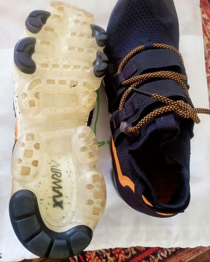 Nike. VAPORMAX (Category: Sneakers) located in Dasmarinas. Submitted by divine18 (Listing ID 1342326736, Image 2). Description: Original NIKE VAPORMAX. 3x lng nasuot nakatabi lang. Actual & latest photo posted. US size 10. Thank you..