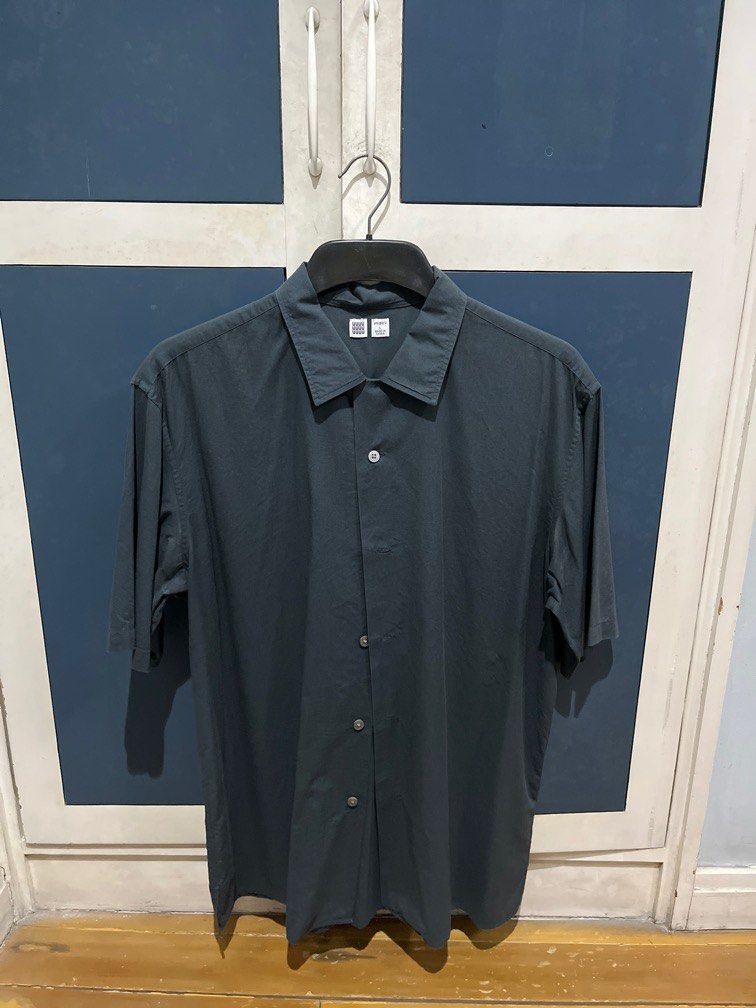 Vintage Uniqlo U Button-Up Formal Polo (Category: Formal Shirts) located in Quezon City. Submitted by cvscuh (Listing ID 1342281320, Image 1). Description: Vintage Navy Blue Uniqlo U Button-Up Formal Polo Size Large 9/10 condition.