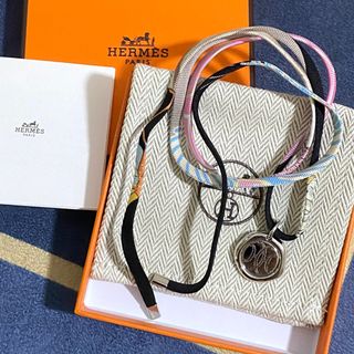 全新 愛馬仕 Hermes 法國 巴黎 France paris 限量 絲巾 手繩 吊飾物 silk accessories charm decorations necklace hand strap limited edition Bracelet tourbillon 主要顏色 beige pink black light blue  黑色 粉紅色 淺藍色 new64208116866947110