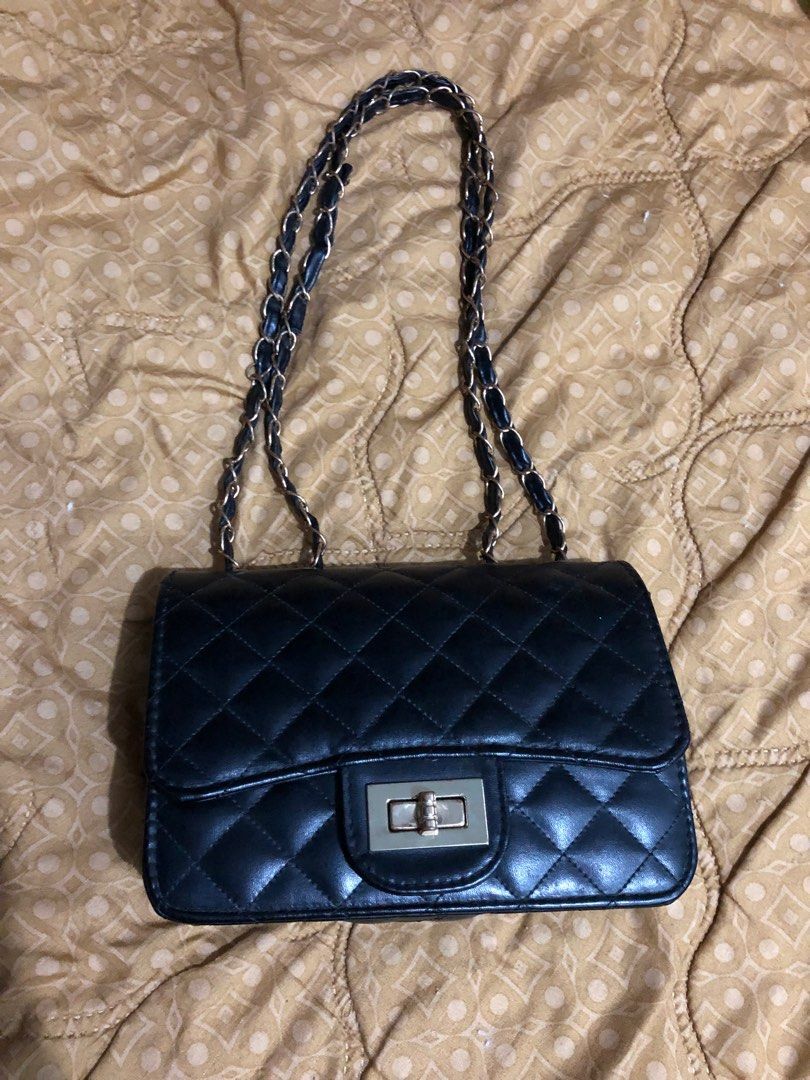 Black Chain Bag (Category: Shoulder Bags) located in Iriga City. Submitted by lovedeverything (Listing ID 1342411748, Image 1). Description: ⊹₊⟡⋆ PRELOVED BAG ⊹₊⟡⋆ 🏷️ 100.00 MOP: Gcash or Bank Transfer Location: Iriga City, Camarines Sur Shipping Courier: JNT or LBC Strictly no cancellation. Payment first basis. Shipping fee should be handled by the buyer. No to bugos buyer please! 🙏🏻🧿 #prelovedbag.