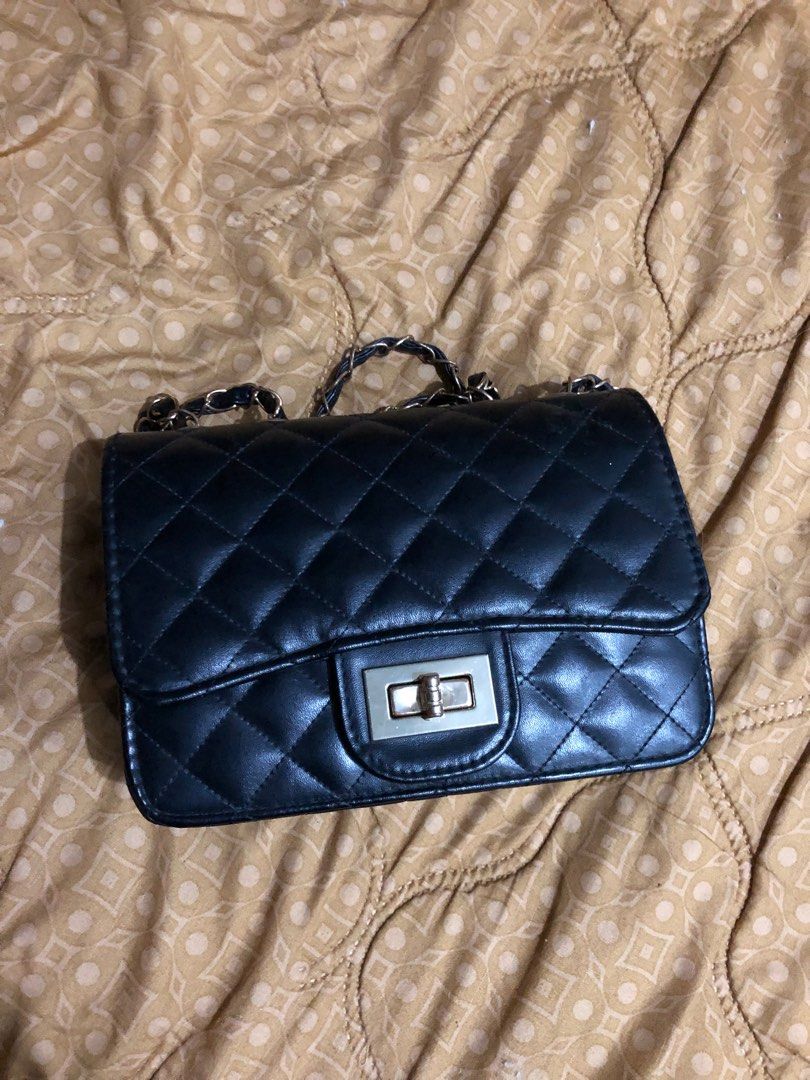 Black Chain Bag (Category: Shoulder Bags) located in Iriga City. Submitted by lovedeverything (Listing ID 1342411748, Image 2). Description: ⊹₊⟡⋆ PRELOVED BAG ⊹₊⟡⋆ 🏷️ 100.00 MOP: Gcash or Bank Transfer Location: Iriga City, Camarines Sur Shipping Courier: JNT or LBC Strictly no cancellation. Payment first basis. Shipping fee should be handled by the buyer. No to bugos buyer please! 🙏🏻🧿 #prelovedbag.